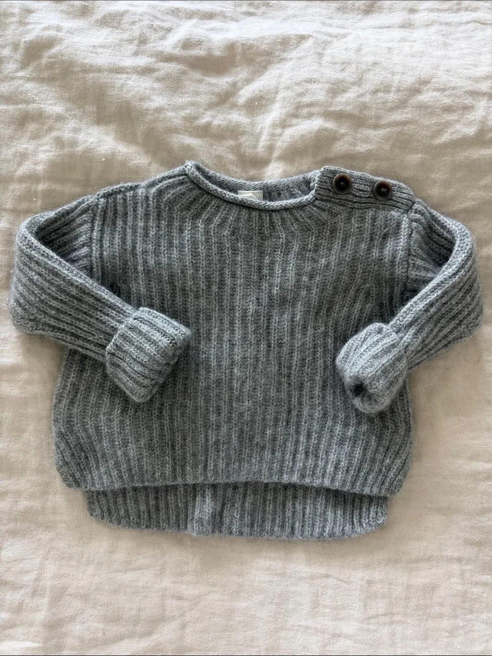 BR Cozy Rib-Knit Baby Fisherman Cashmere Sweater in Gray with Shoulder Buttons